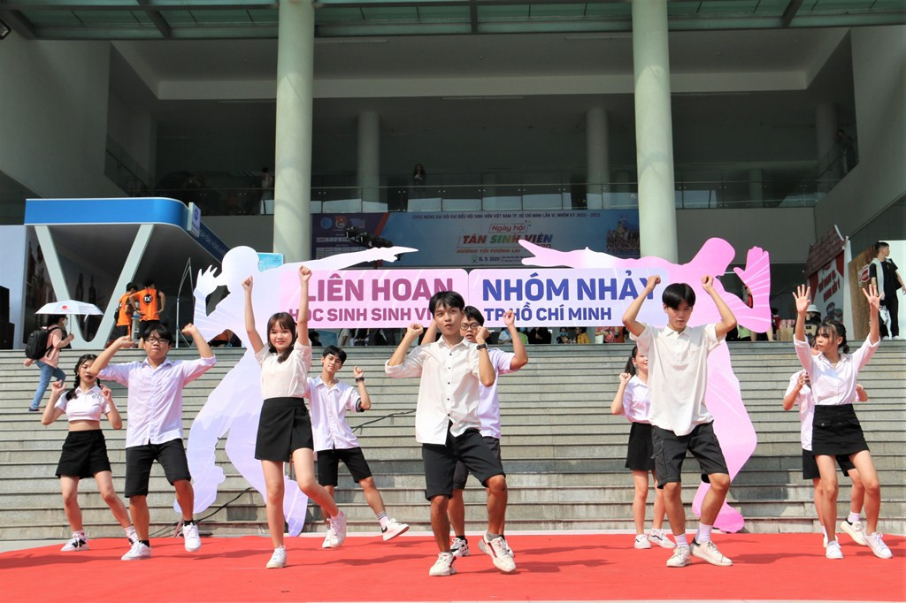 Những khoảnh khắc “bùng nổ” trong “Ngày hội tân sinh viên năm 2020” ảnh 10