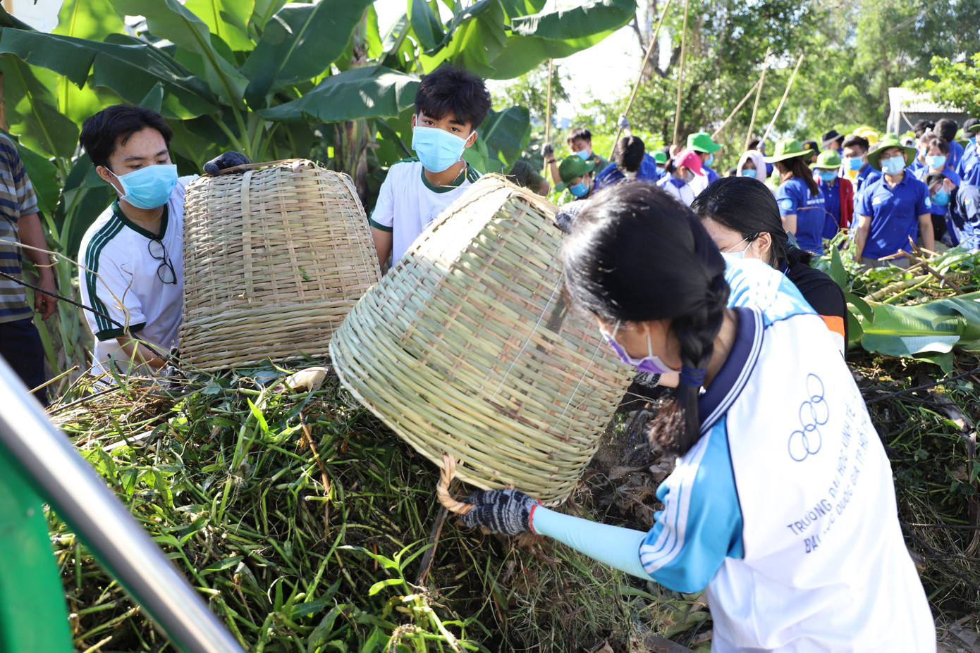 TP. HCM: Hoa hậu H'Hen Niê “tiếp lửa” trong Lễ ra quân Chiến dịch tình nguyện Hè 2020 ảnh 7