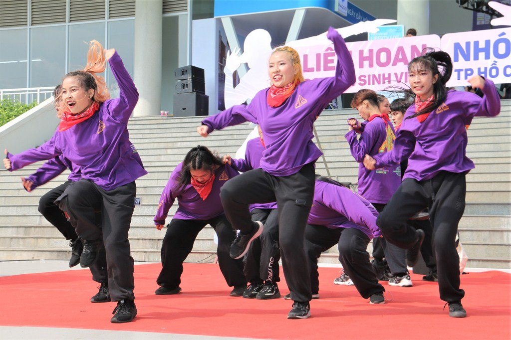 Những khoảnh khắc “bùng nổ” trong “Ngày hội tân sinh viên năm 2020” ảnh 8