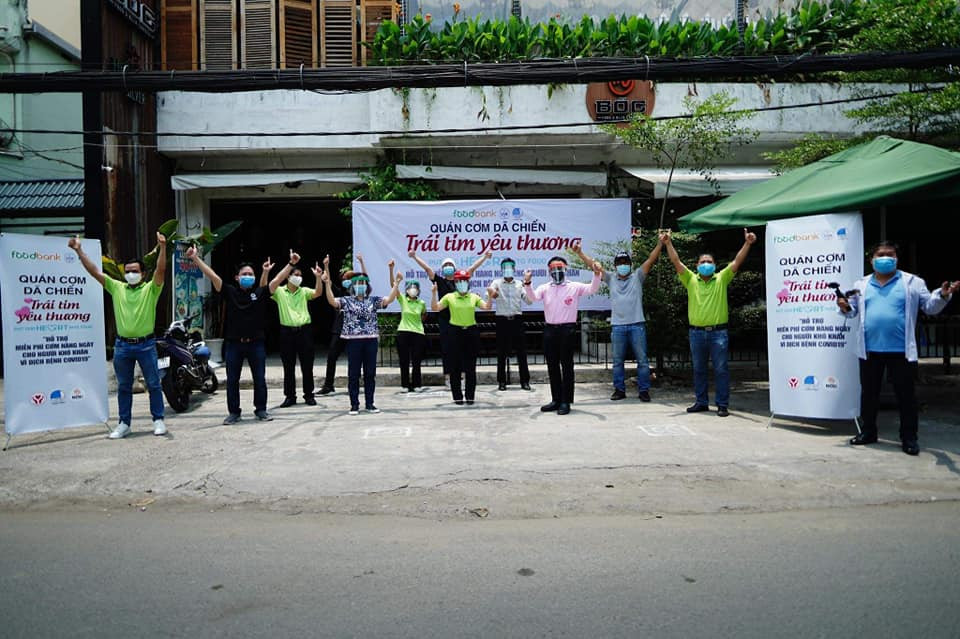 Ca sĩ Sỹ Luân tặng cơm cho người nghèo vượt qua mùa dịch COVID-19 ảnh 2