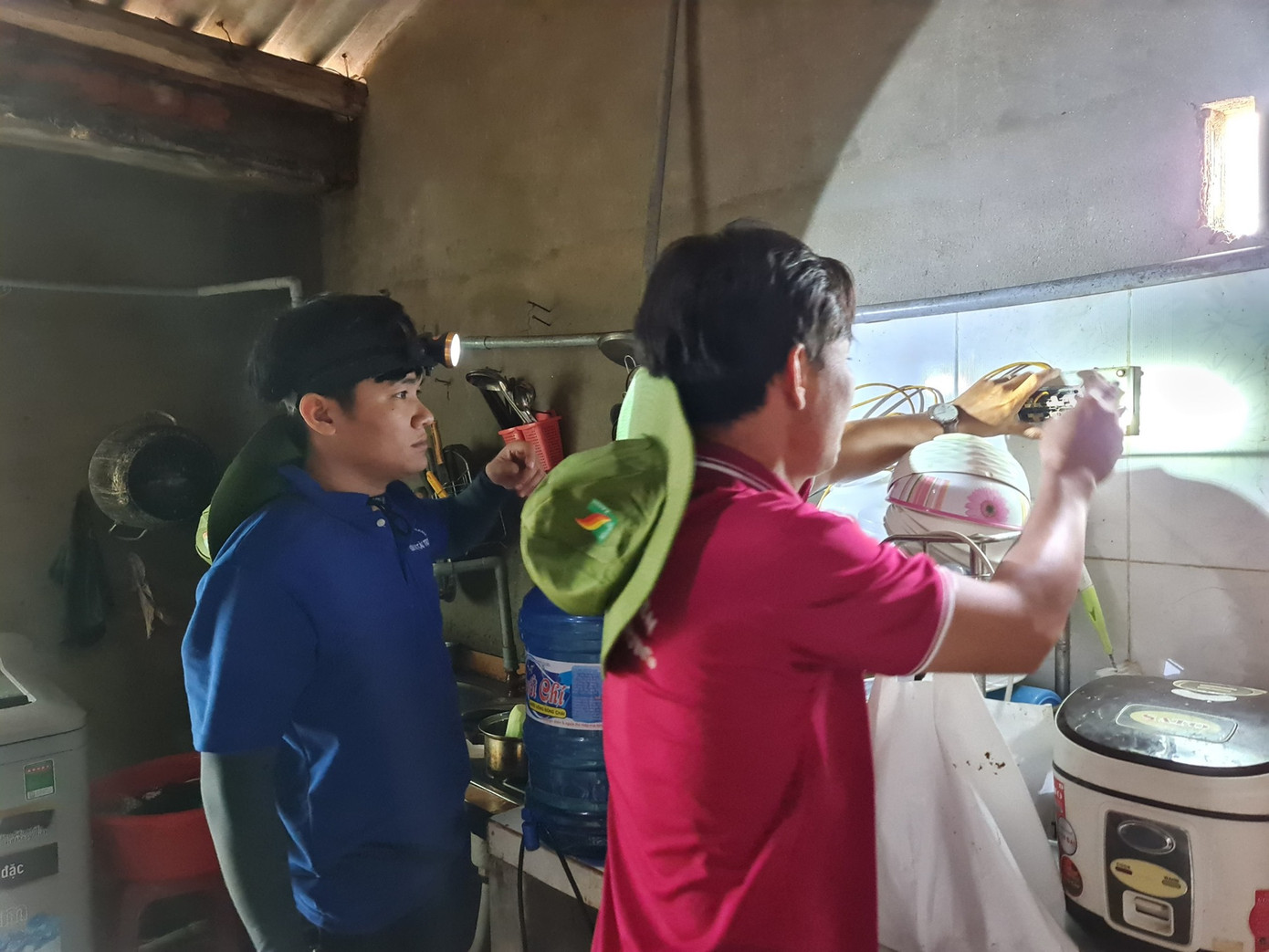 Xắn tay giúp bà con vùng lũ ổn định cuộc sống ảnh 13