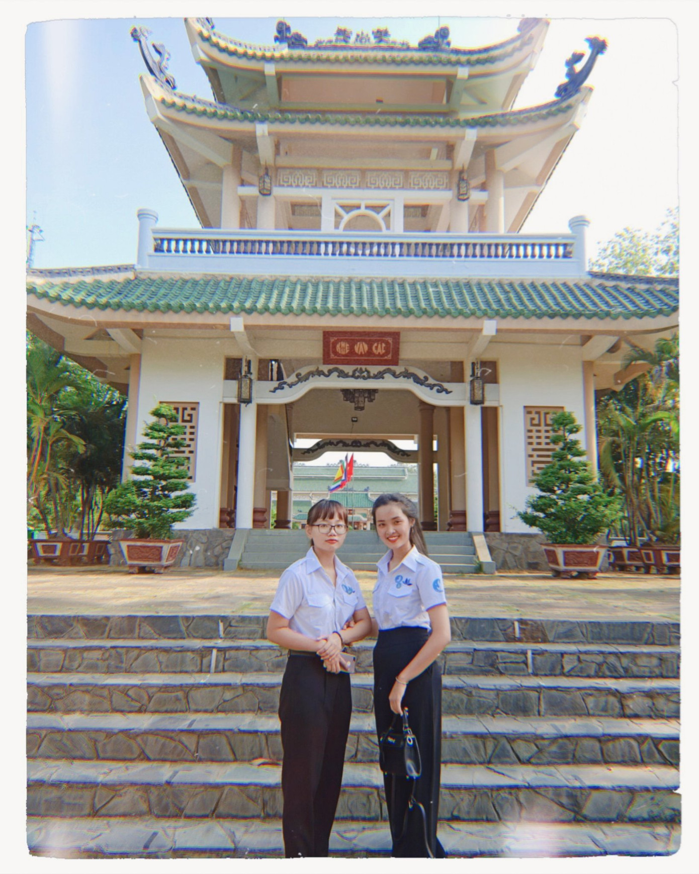 Ngọc (bên trái) trong chuyến tham quan về nguồn tại Văn miếu Trấn Biên - Đồng Nai. Sao Tháng Giêng Huỳnh Thị Hồng Ngọc: “Để tuổi trẻ của mình không hoài phí” ảnh 5