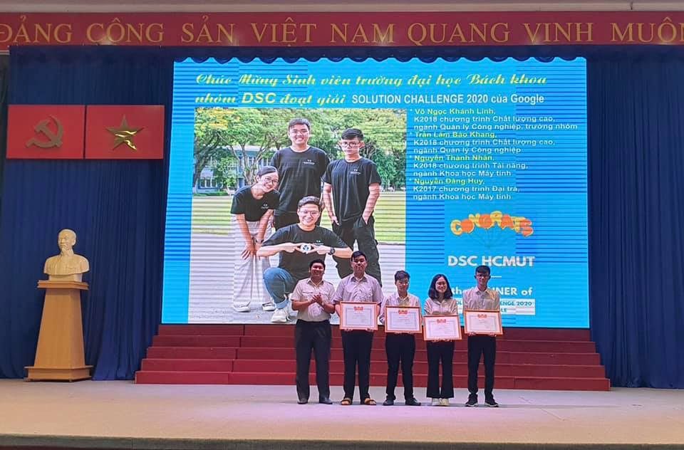 Trao bằng khen cho nhóm sinh viên giành chiến thắng cuộc thi “Solution Challenge 2020“ ảnh 1