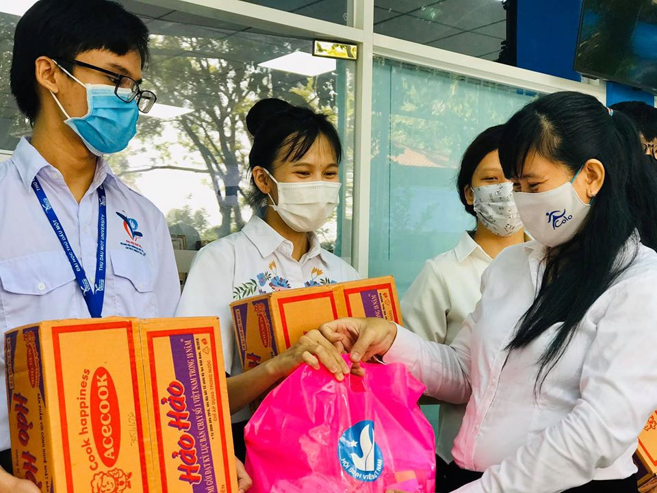 Hội Sinh viên tỉnh Bình Dương tặng quà cho sinh viên bị ảnh hưởng bởi dịch COVID-19 ảnh 12