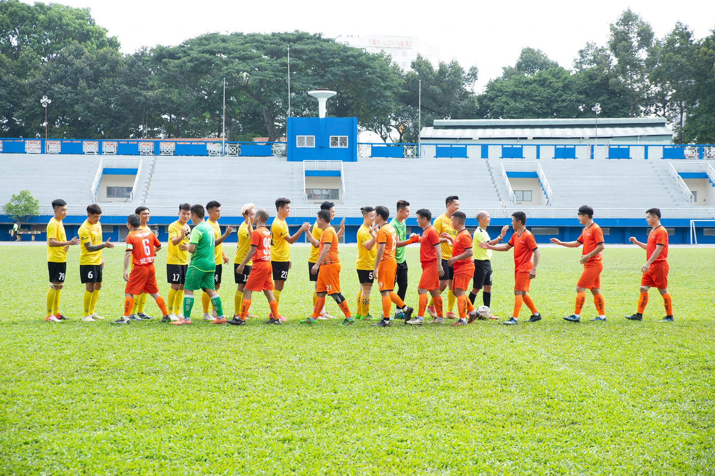 Tổ chức trận bóng nhằm gây quỹ ủng hộ đồng bào miền Trung ảnh 10