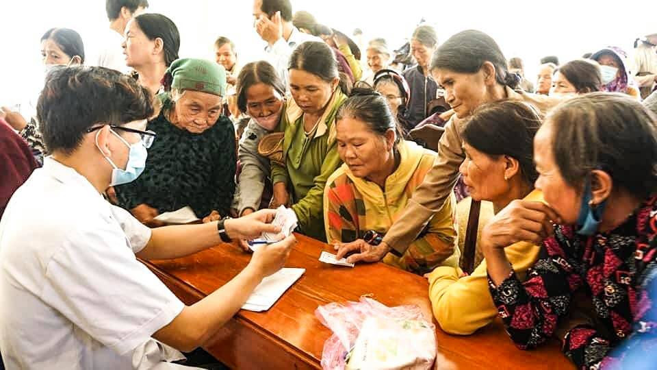 Xắn tay giúp bà con vùng lũ ổn định cuộc sống ảnh 8