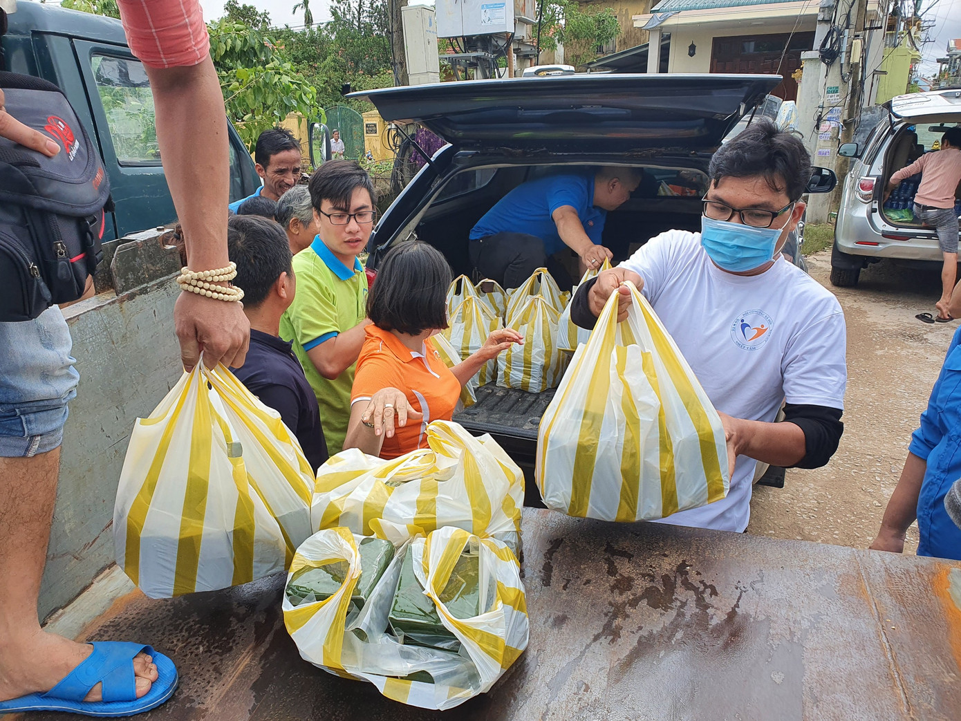 Chia sẻ với bà con vùng lũ miền Trung ảnh 12