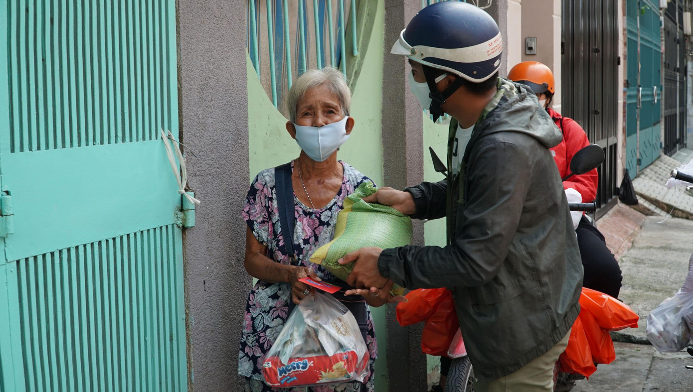 Nhóm bạn trẻ giúp người bán vé số vượt qua dịch COVID-19 ảnh 8