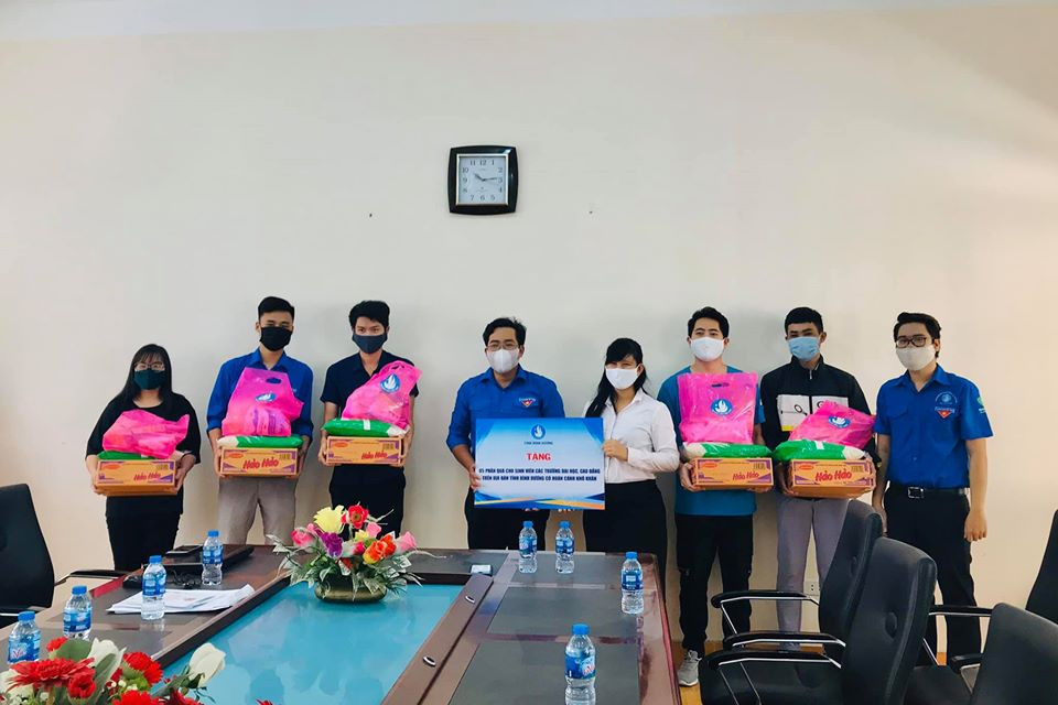 Đoàn thăm và tặng quà cho các bạn sinh viên ảnh hưởng của dịch bệnh COVID-19 tại các trường đại học, cao đẳng trên địa bàn tỉnh. Hội Sinh viên tỉnh Bình Dương tặng quà cho sinh viên bị ảnh hưởng bởi dịch COVID-19 ảnh 2