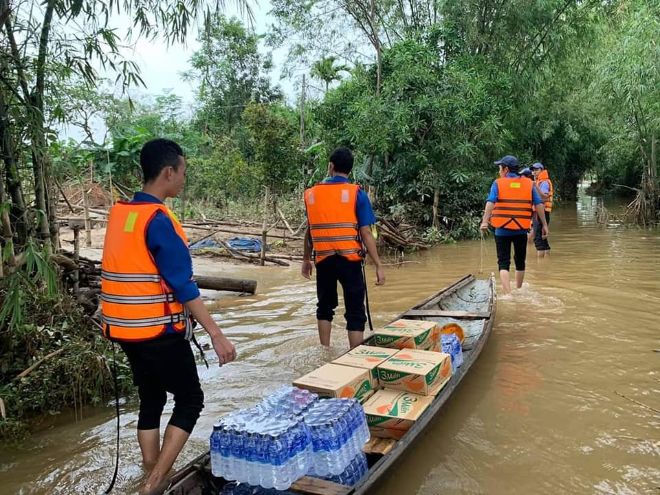 Chia sẻ với bà con vùng lũ miền Trung ảnh 7