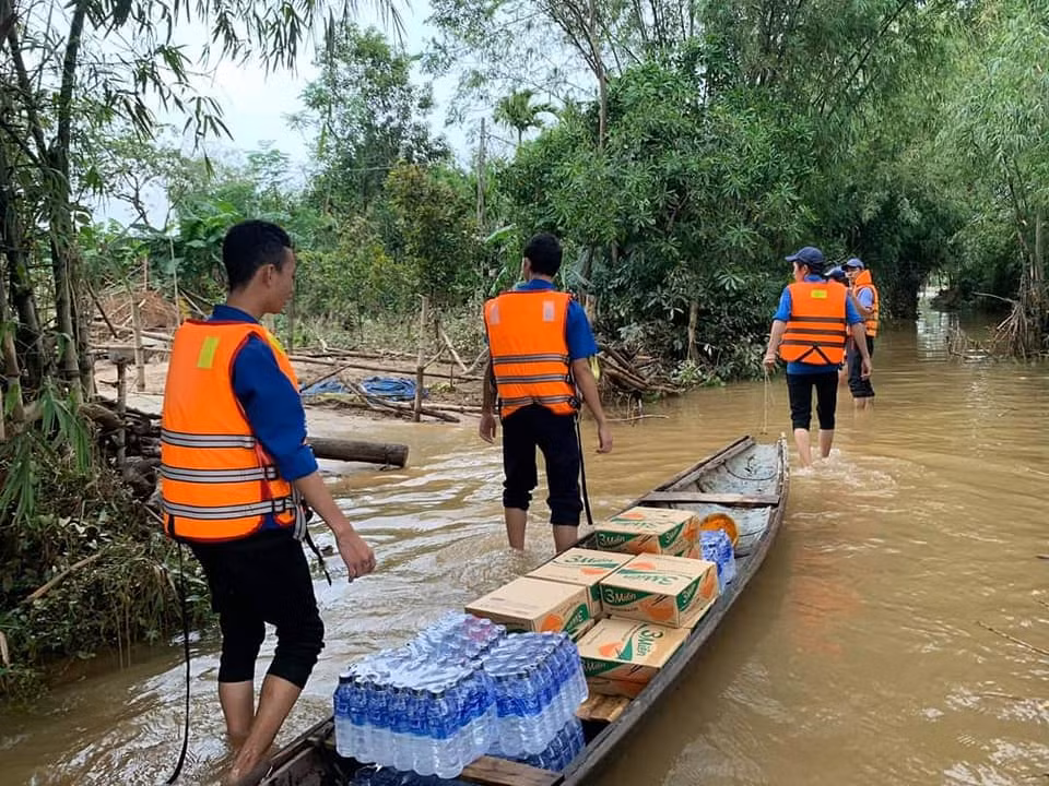 Chia sẻ với bà con vùng lũ miền Trung ảnh 7