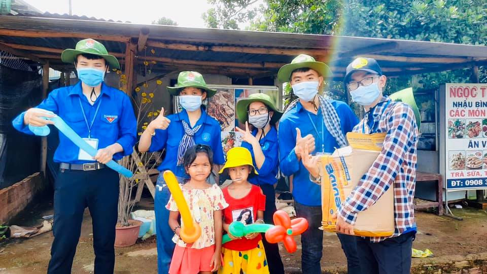 “Tri thức xanh” đến buôn làng tuyên truyền phòng chống dịch COVID-19 ảnh 12