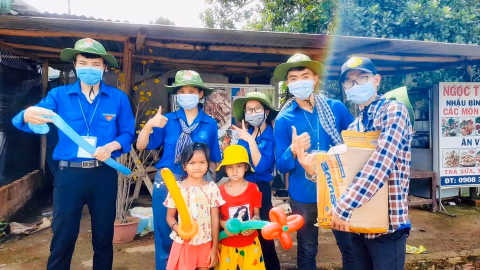 “Tri thức xanh” đến buôn làng tuyên truyền phòng chống dịch COVID-19 ảnh 12