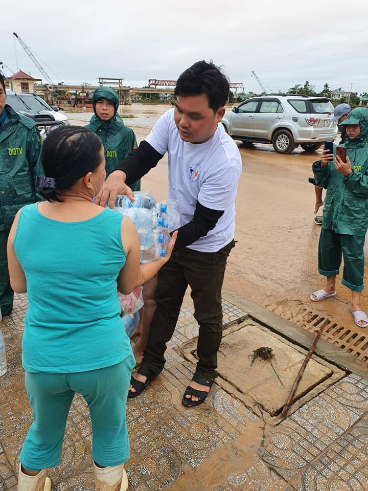 Chia sẻ với bà con vùng lũ miền Trung ảnh 10