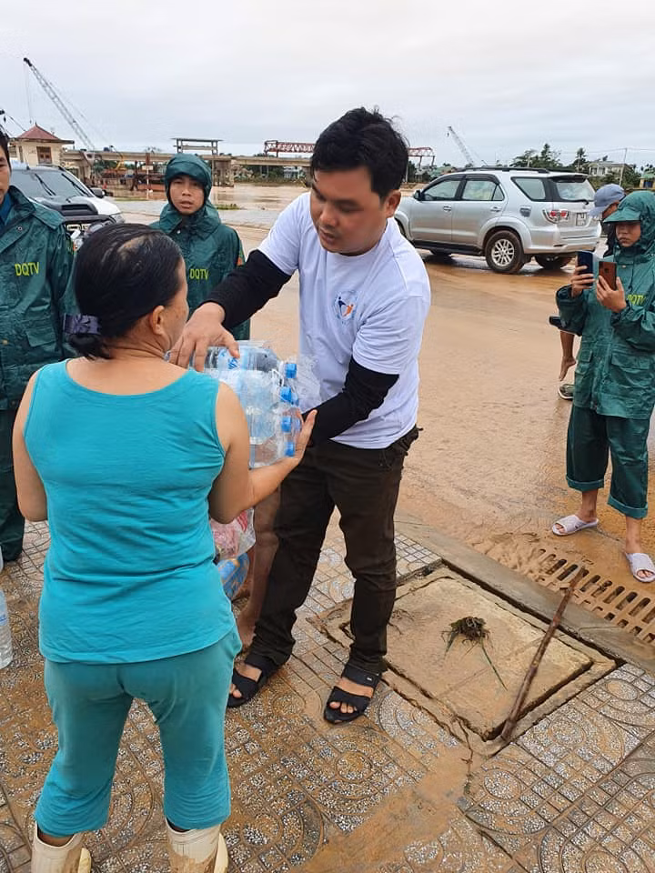 Chia sẻ với bà con vùng lũ miền Trung ảnh 10