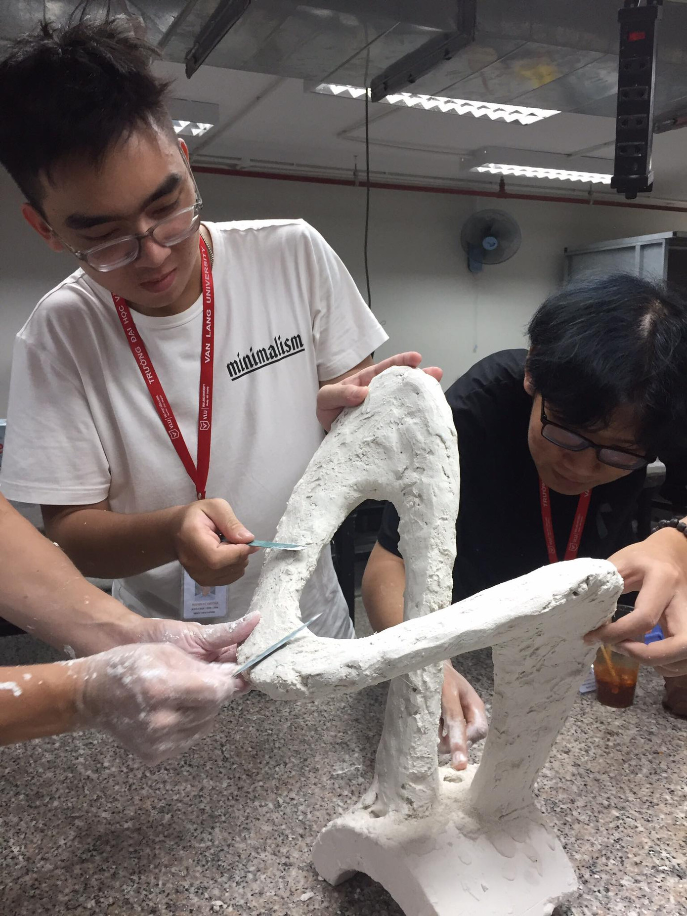 Lần đầu trải nghiệm với chất liệu thạch cao nên nhóm bạn sinh viên thực hiện tác phẩm cũng gặp nhiều khó khăn. Ấn tượng với tác phẩm của sinh viên ngành Mỹ thuật về chủ đề bão lũ miền Trung ảnh 2