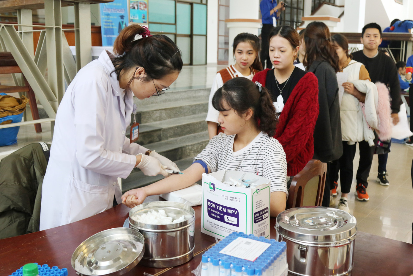 300 sinh viên trường ĐH Đà Lạt tham gia “Ngày hội hiến máu” ảnh 4