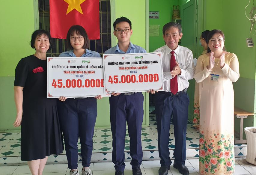 Trường ĐH Quốc tế Hồng Bàng trao học bổng cho hai Kiện tướng quốc gia ảnh 1