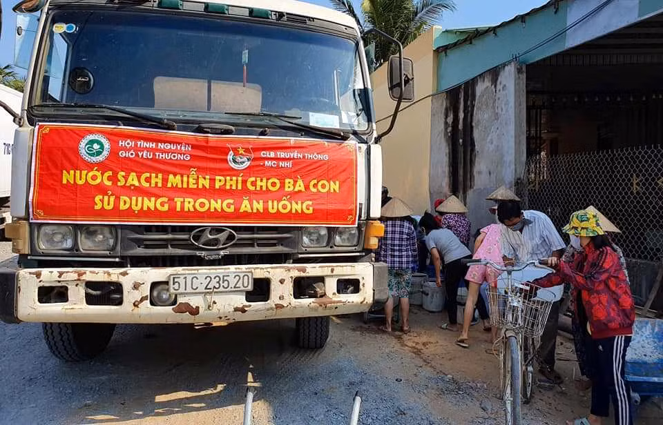 Tiếp nước sạch cho người dân miền Tây ảnh 1