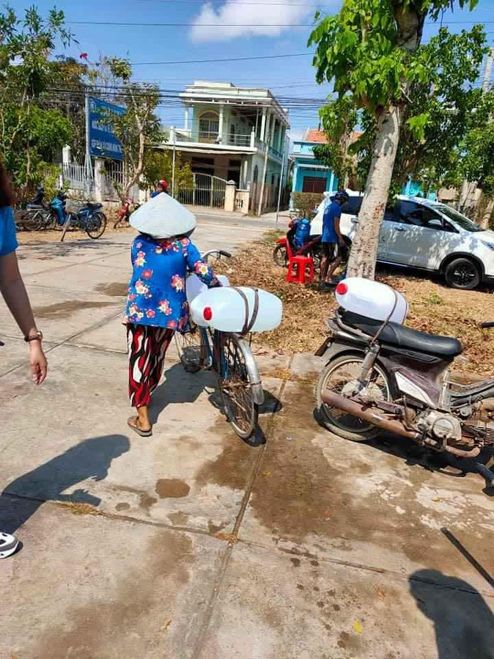 Đội Công tác Xã hội Nhất Tâm tiếp nước sạch cho người dân Bến Tre ảnh 6
