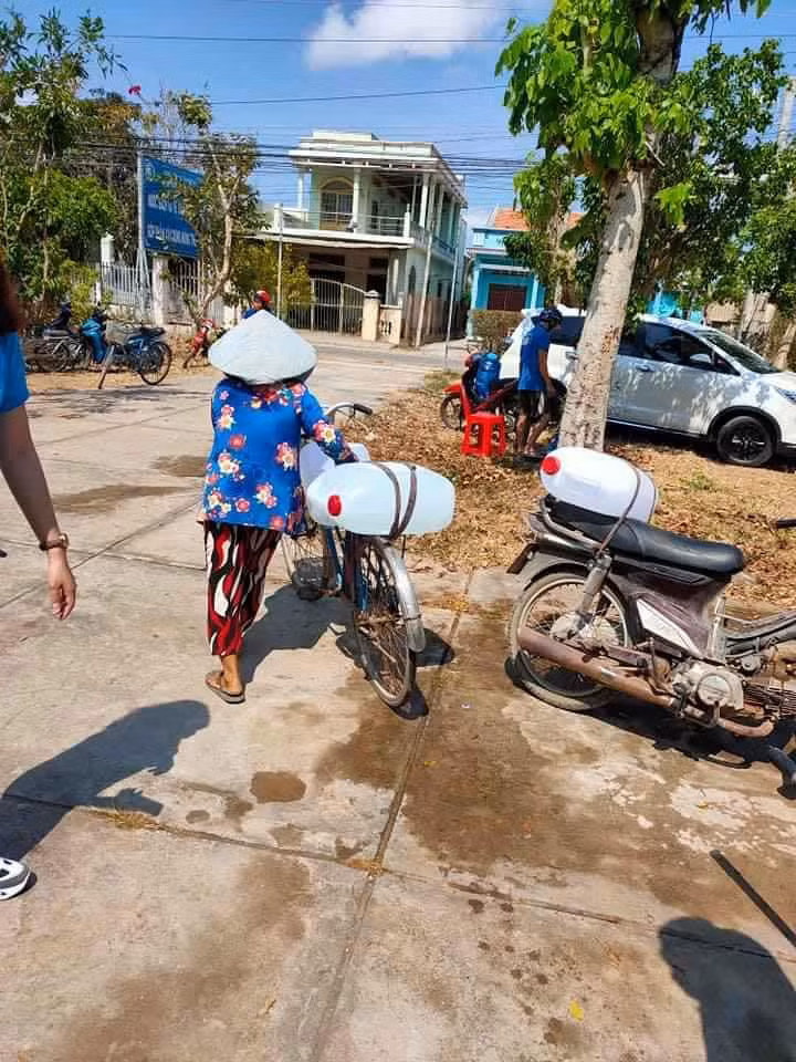 Đội Công tác Xã hội Nhất Tâm tiếp nước sạch cho người dân Bến Tre ảnh 6