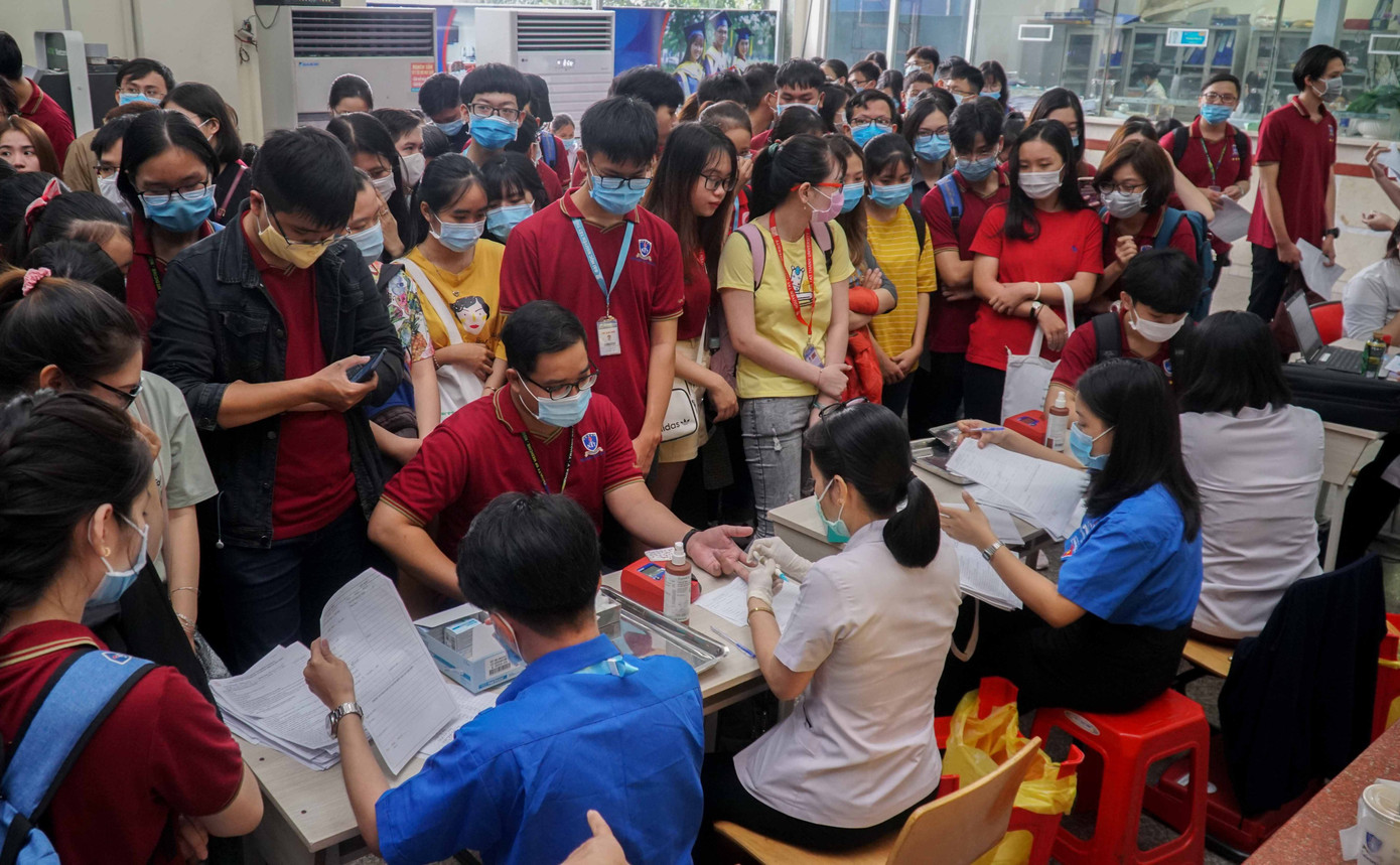 Sinh viên trường ĐH Nguyễn Tất Thành tham gia "Ngày tình nguyện Đỏ" ảnh 1