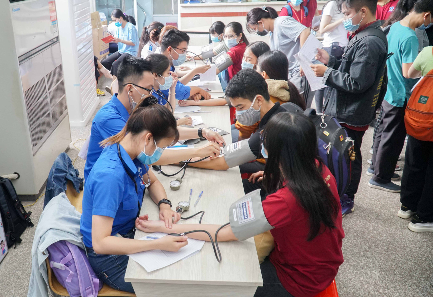 Sinh viên trường ĐH Nguyễn Tất Thành tham gia "Ngày tình nguyện Đỏ" ảnh 2