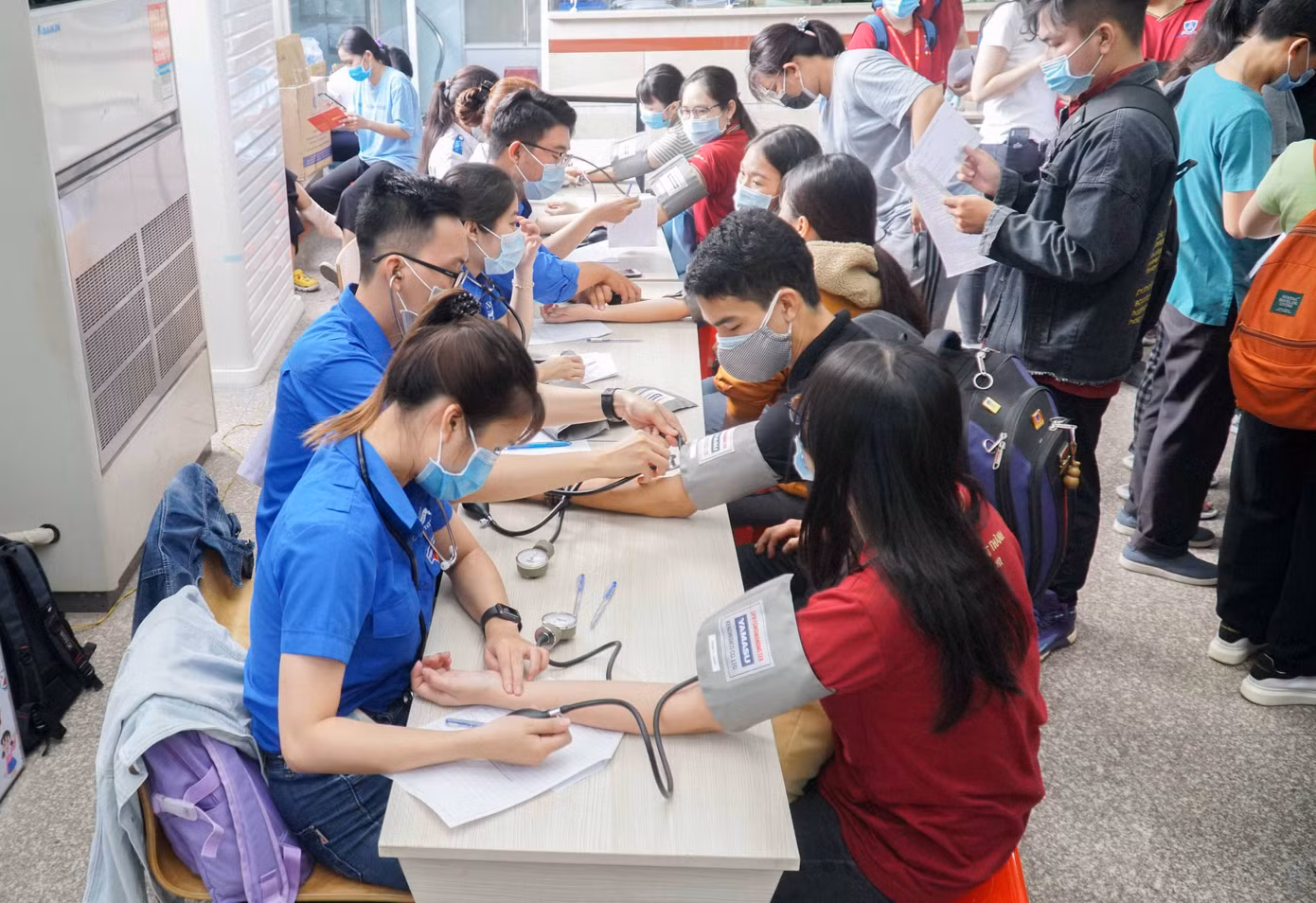 Sinh viên trường ĐH Nguyễn Tất Thành tham gia "Ngày tình nguyện Đỏ" ảnh 2