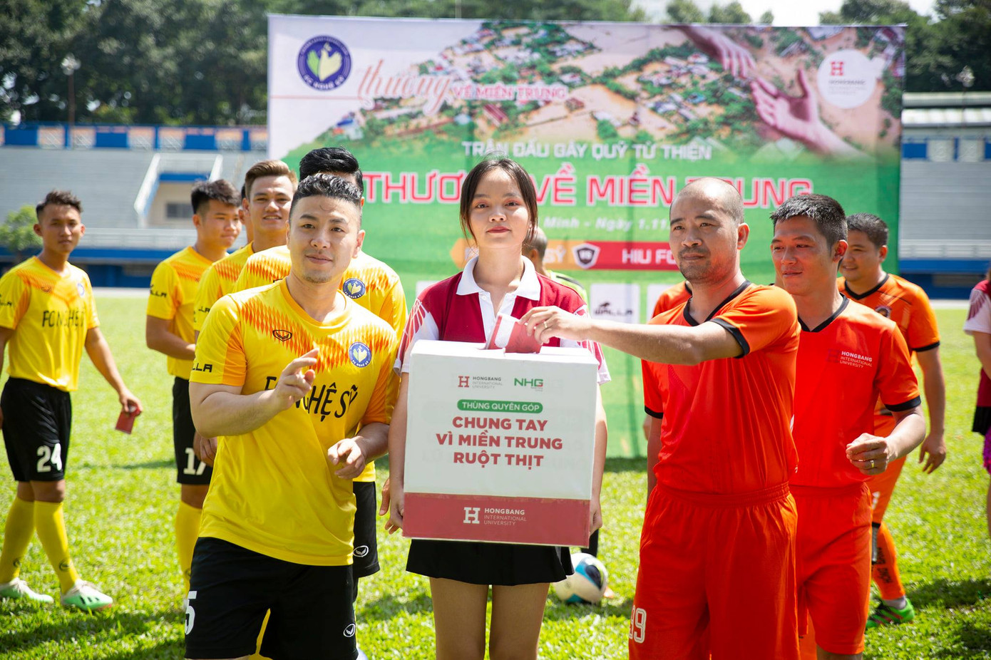 Tổ chức trận bóng nhằm gây quỹ ủng hộ đồng bào miền Trung ảnh 1