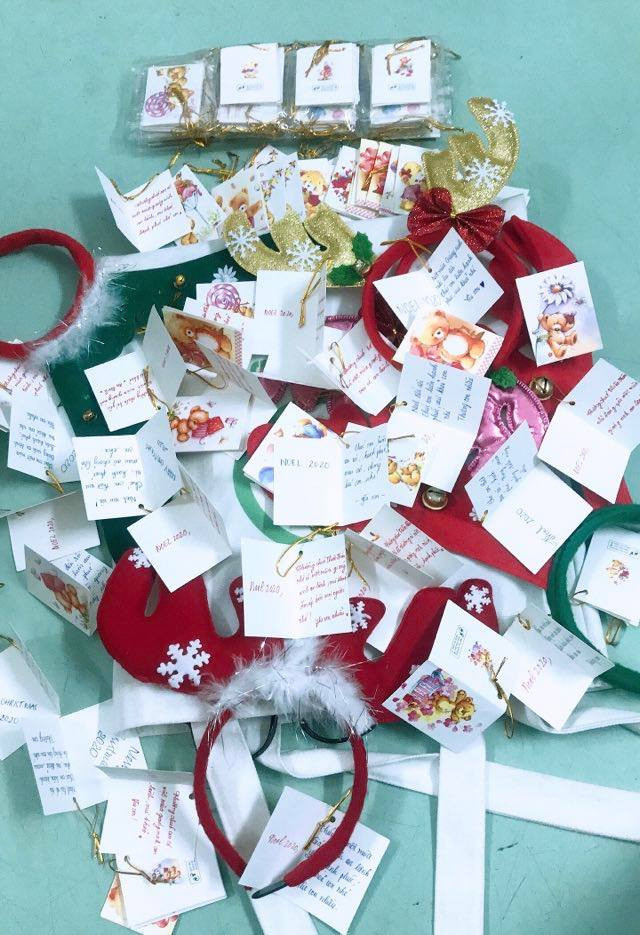 Theo chân ông già Noel mang niềm vui đến các em bệnh nhi ảnh 9