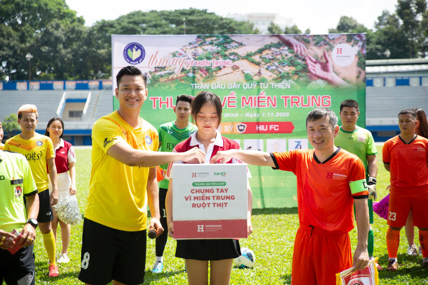Tổ chức trận bóng nhằm gây quỹ ủng hộ đồng bào miền Trung ảnh 5