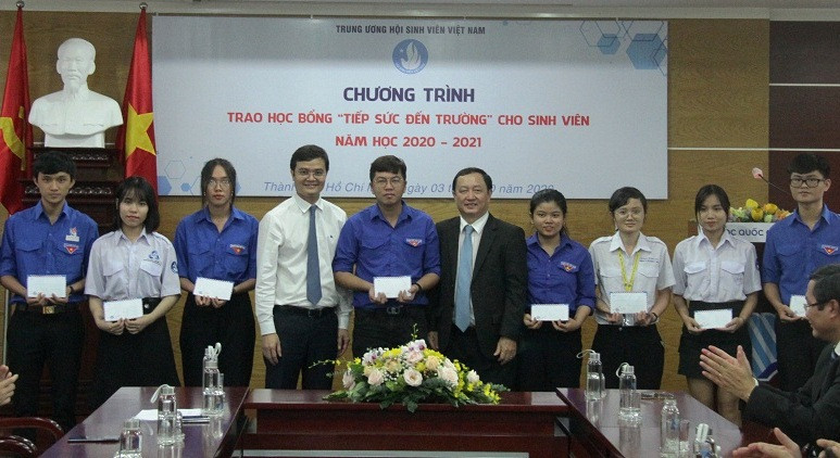 Trao học bổng “Tiếp sức đến trường” cho sinh viên ĐHQG TP. HCM ảnh 1