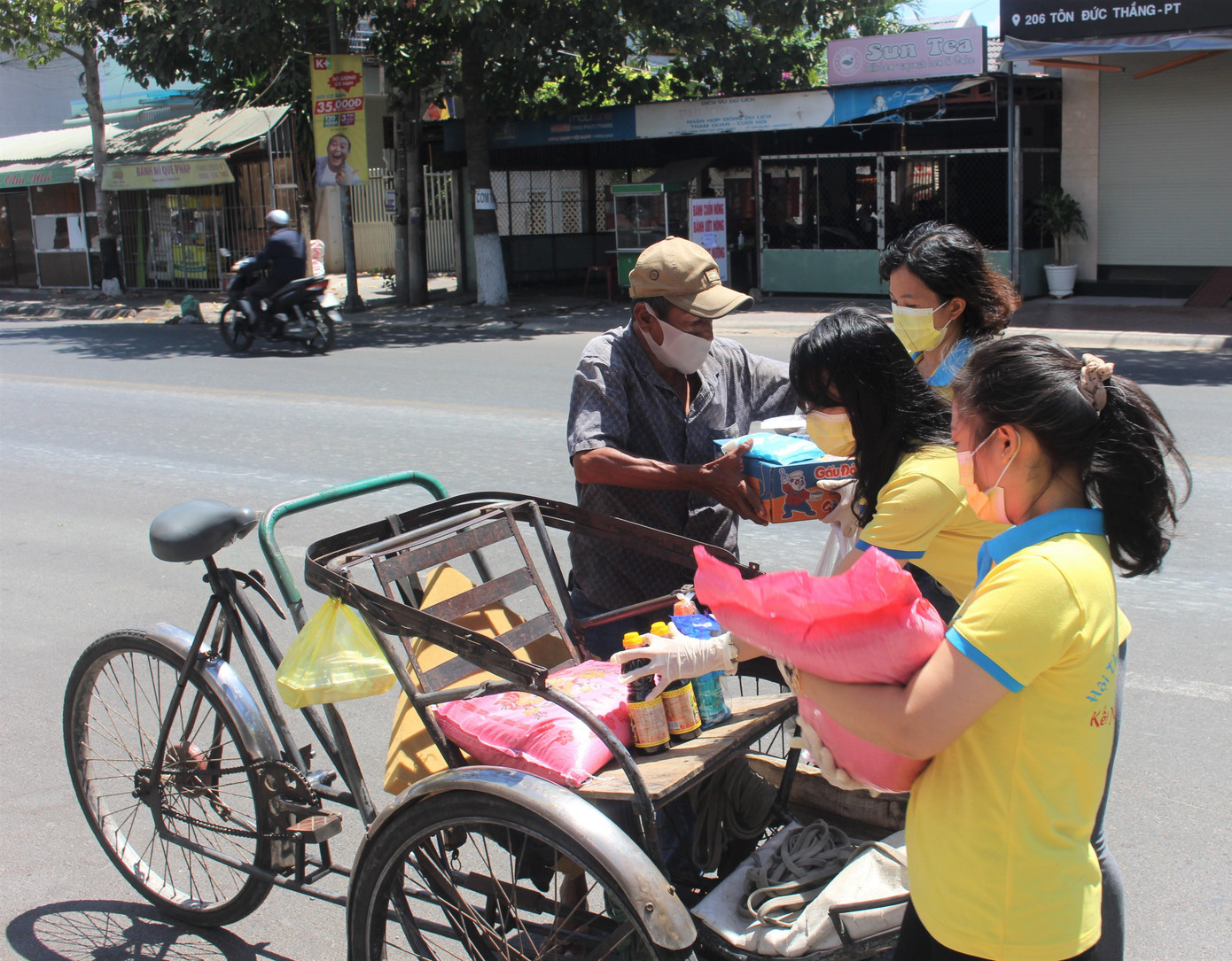 Hội Thiện nguyện Phan Thiết tặng nhiều phần quà cho bà con lao động nghèo ảnh 5