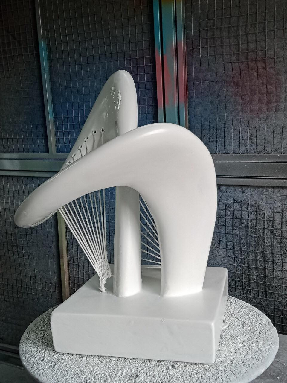 Tác phẩm sau khi hoàn thành tại xưởng và được mang đi trưng bày. Ấn tượng với tác phẩm của sinh viên ngành Mỹ thuật về chủ đề bão lũ miền Trung ảnh 3