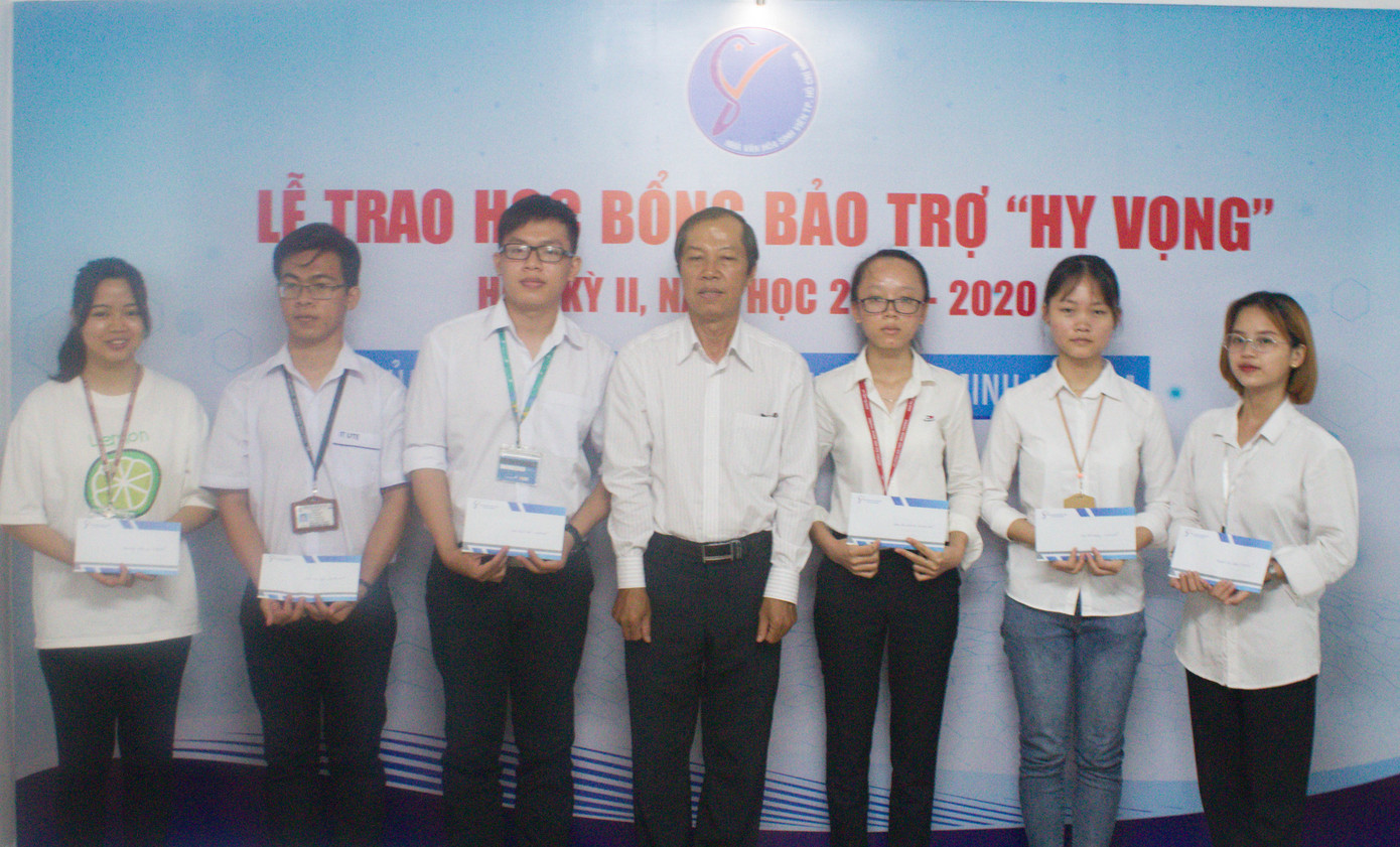 Nhà Văn hóa Sinh viên TP. HCM trao học bổng “Hy vọng” cho sinh viên ảnh 3