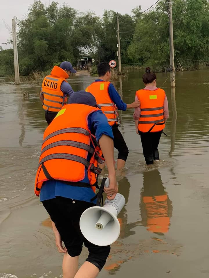 Chia sẻ với bà con vùng lũ miền Trung ảnh 8