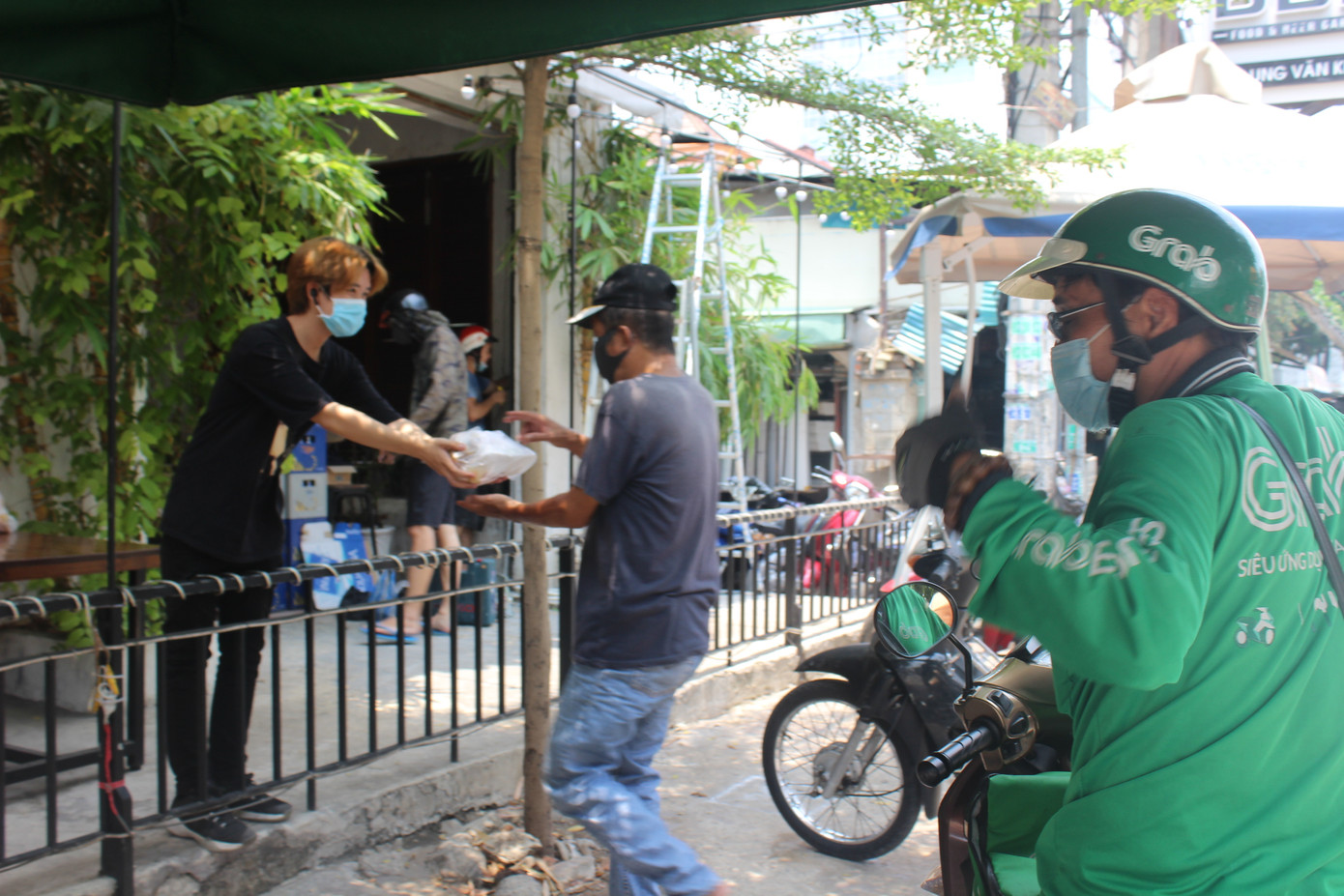 Ca sĩ Sỹ Luân tặng cơm cho người nghèo vượt qua mùa dịch COVID-19 ảnh 11