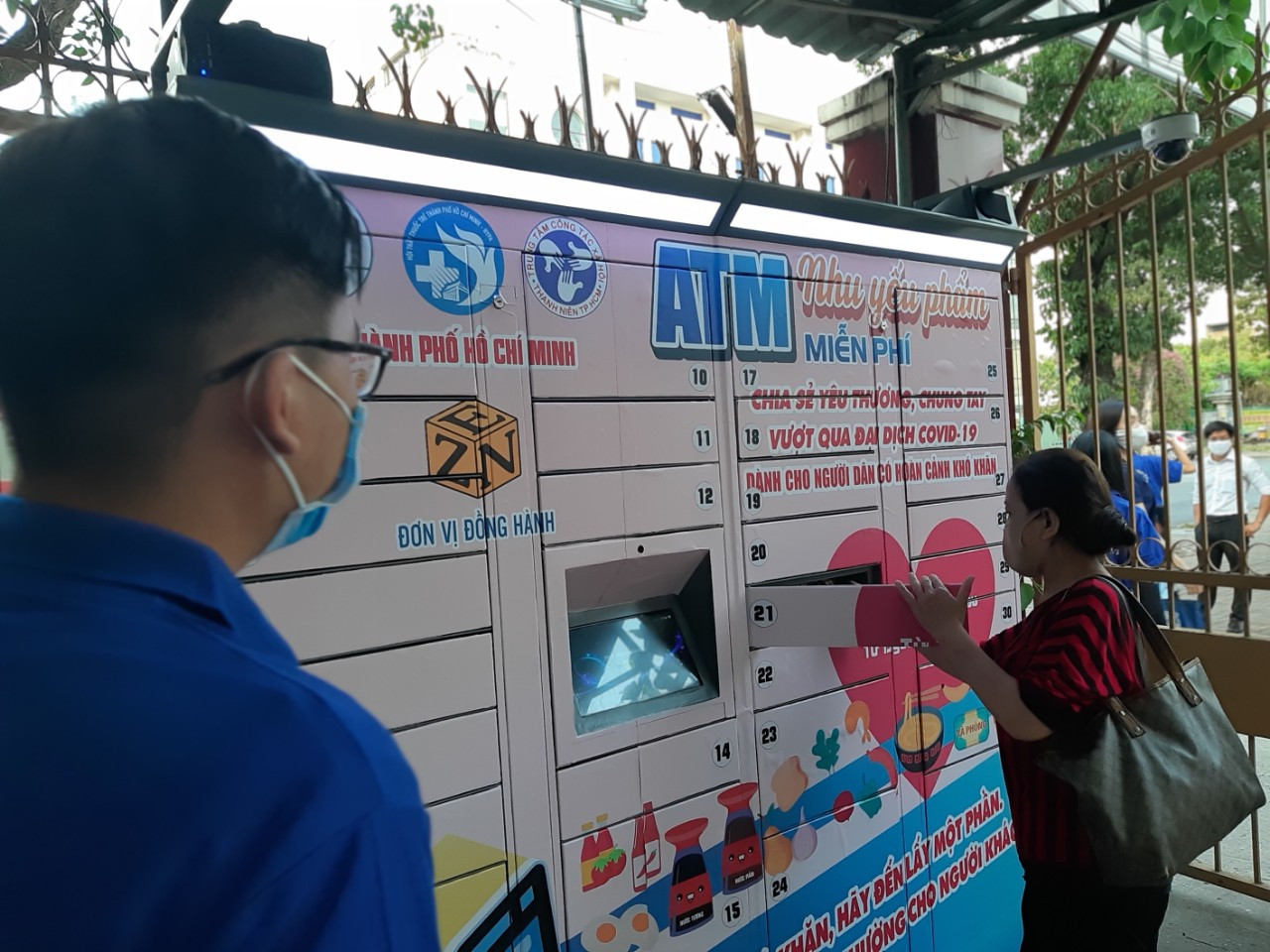 TP. HCM: Khai trương “ATM nhu yếu phẩm” miễn phí cho người nghèo ảnh 2