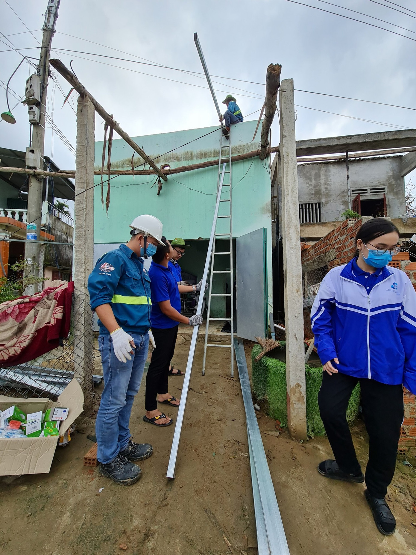 Xắn tay giúp bà con vùng lũ ổn định cuộc sống ảnh 10