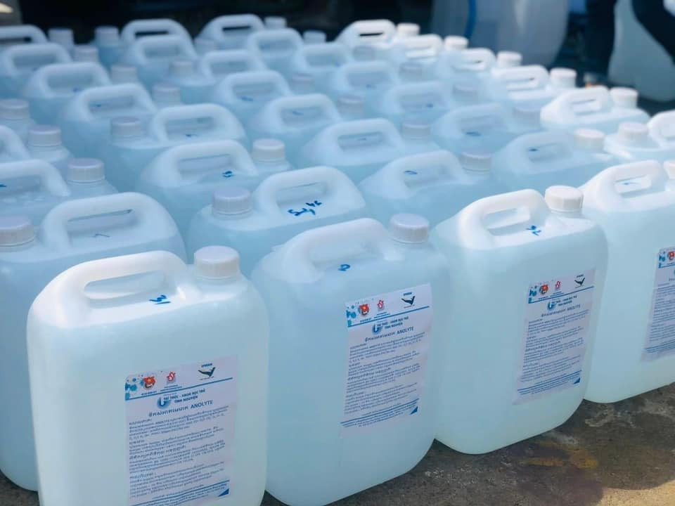 Tặng dung dịch sát khuẩn miễn phí cho các trường học ảnh 1