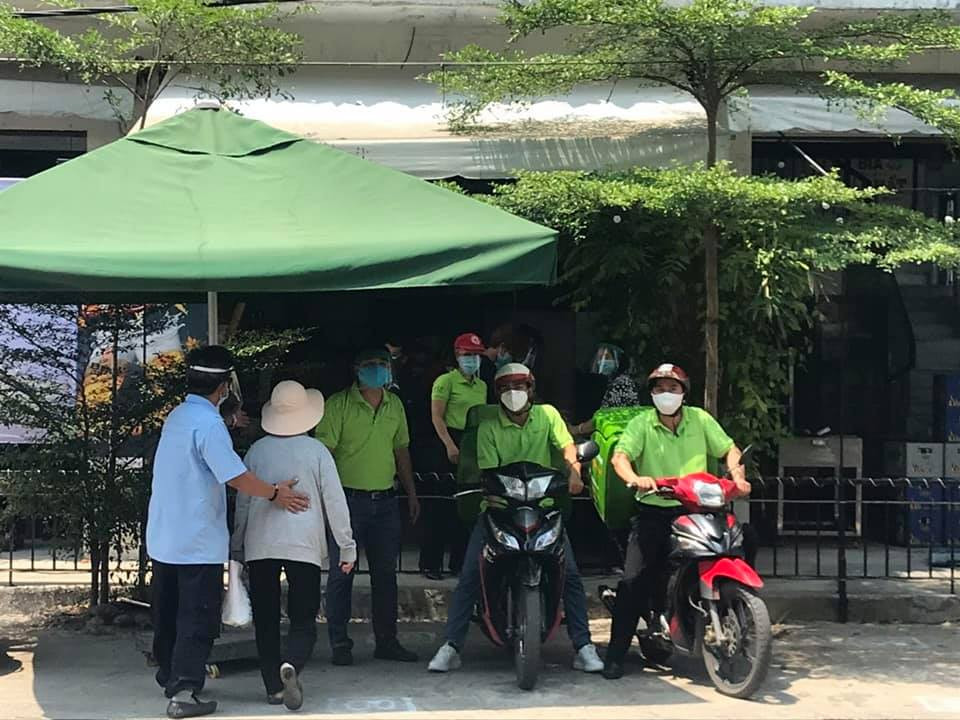 Ca sĩ Sỹ Luân tặng cơm cho người nghèo vượt qua mùa dịch COVID-19 ảnh 15