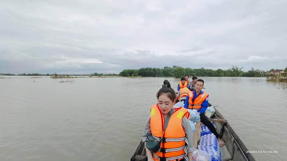 Chia sẻ với bà con vùng lũ miền Trung ảnh 6