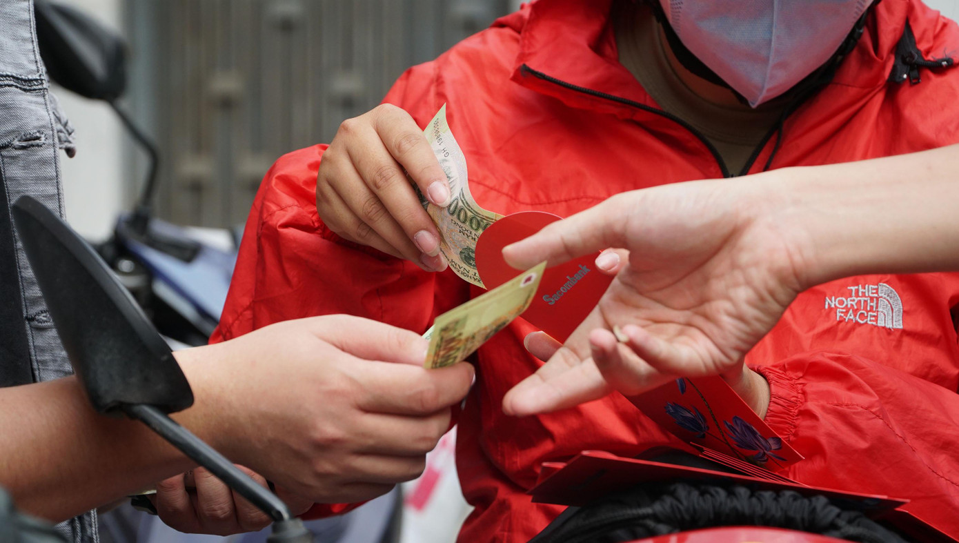 Nhóm bạn trẻ giúp người bán vé số vượt qua dịch COVID-19 ảnh 3