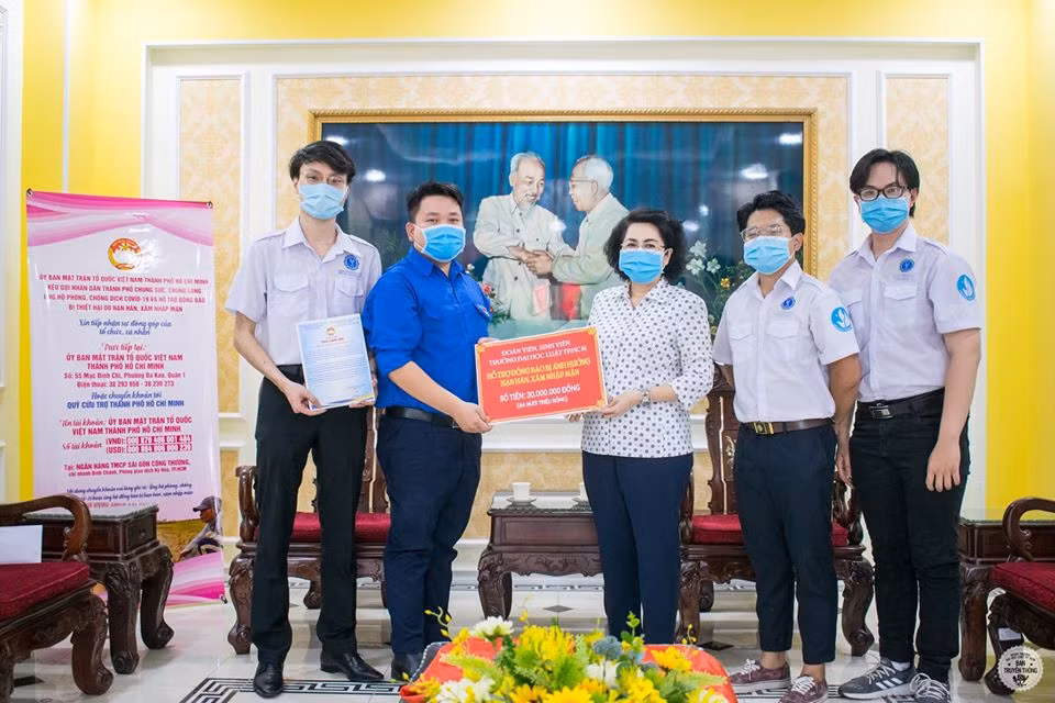 Sinh viên góp 30 triệu đồng ủng hộ người dân miền Tây chống hạn, mặn ảnh 1