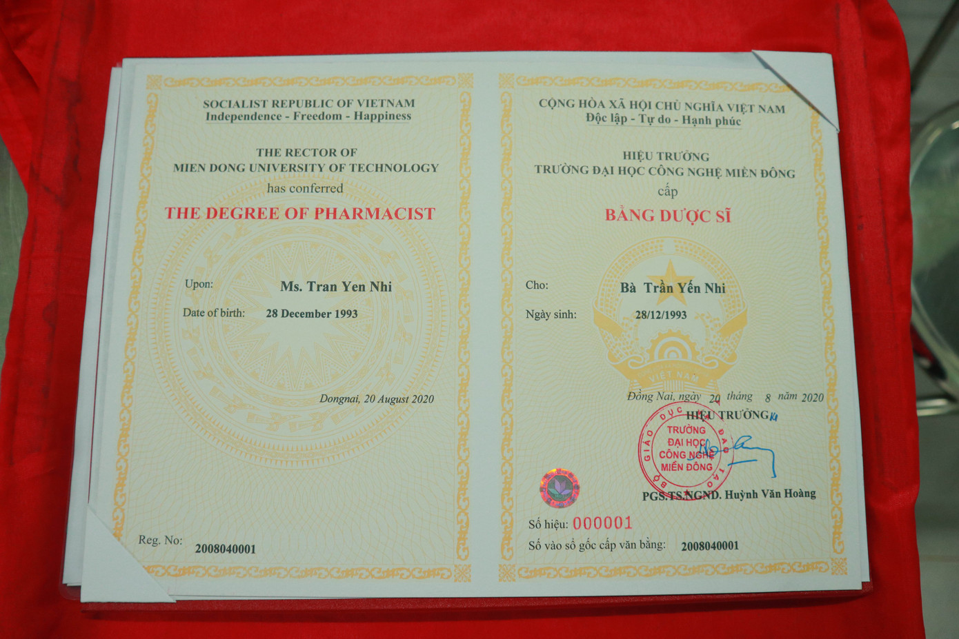 Trường ĐH Công nghệ Miền Đông đặc cách trao bằng tốt nghiệp cho nữ sinh viên ảnh 2