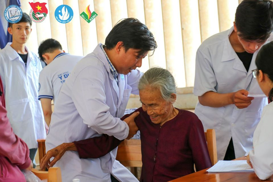 Sinh viên tình nguyện ĐH Y - Dược TP. HCM khám, phát thuốc miễn phí cho người dân Bến Tre ảnh 8