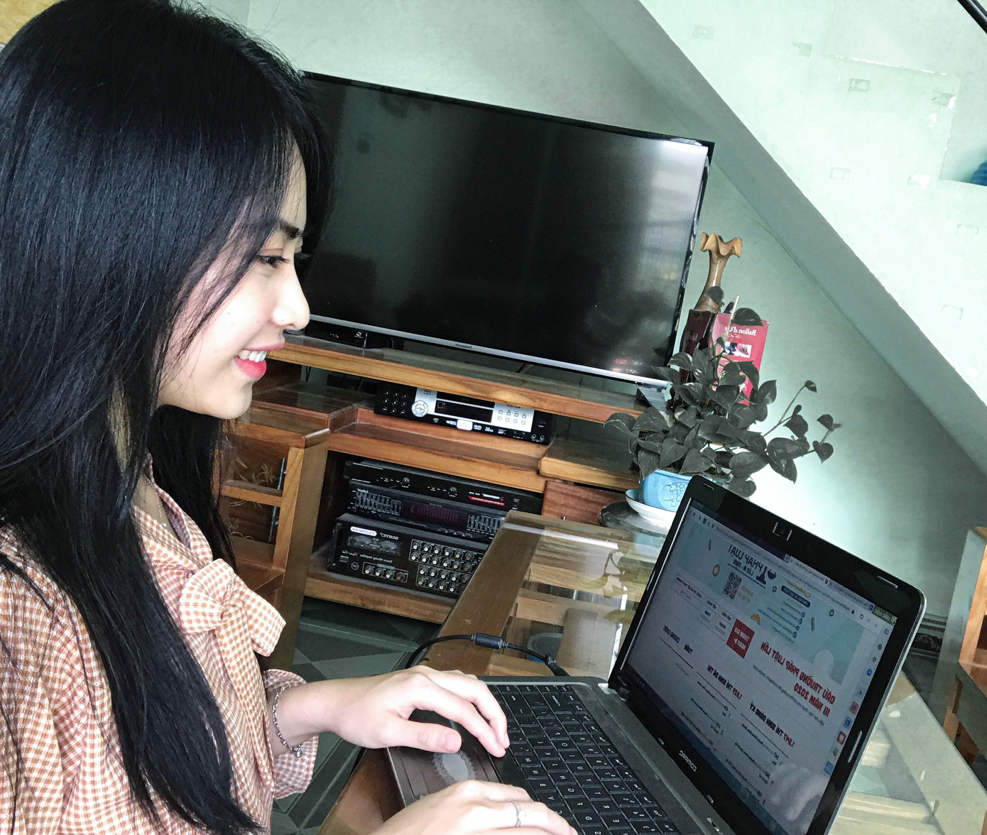 Sinh viên làm bài thi trực tuyến Dành tặng giải thưởng để chung tay chống dịch COVID-19 ảnh 1