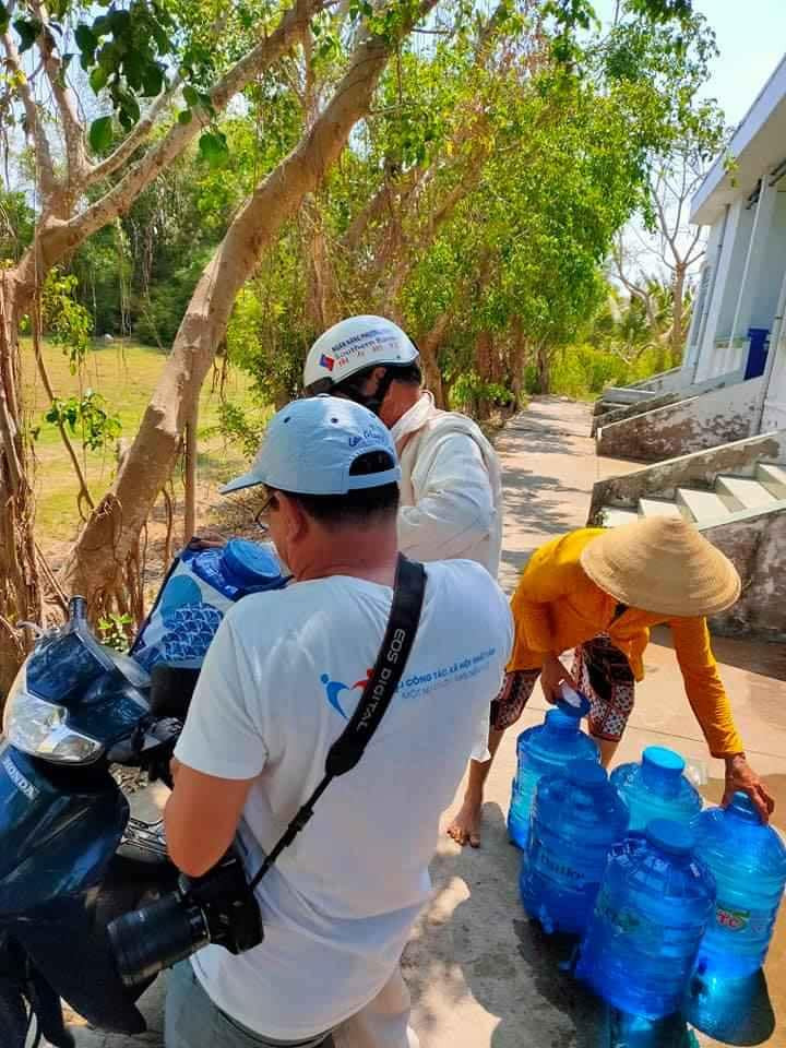 Đội Công tác Xã hội Nhất Tâm tiếp nước sạch cho người dân Bến Tre ảnh 8