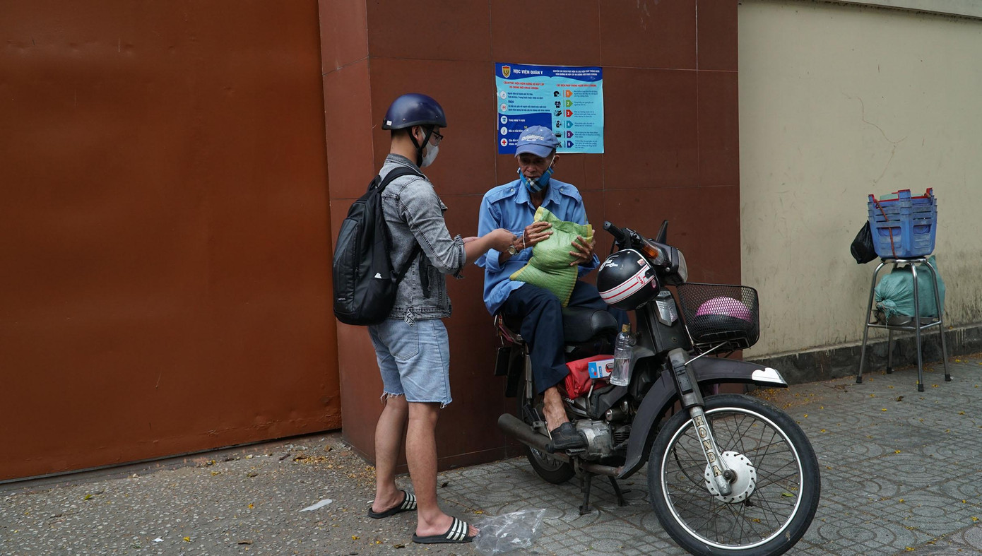 Nhóm bạn trẻ giúp người bán vé số vượt qua dịch COVID-19 ảnh 9