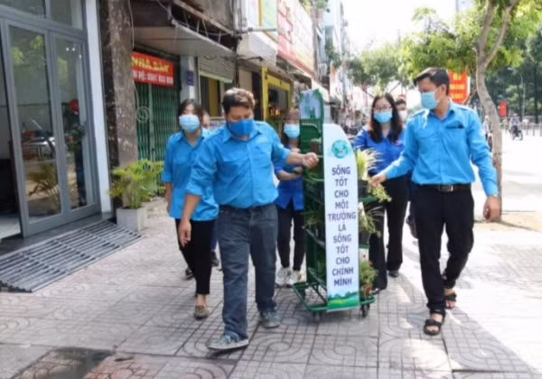 Các bạn trẻ cùng hưởng ứng chiến dịch “Thành phố xanh” ảnh 5